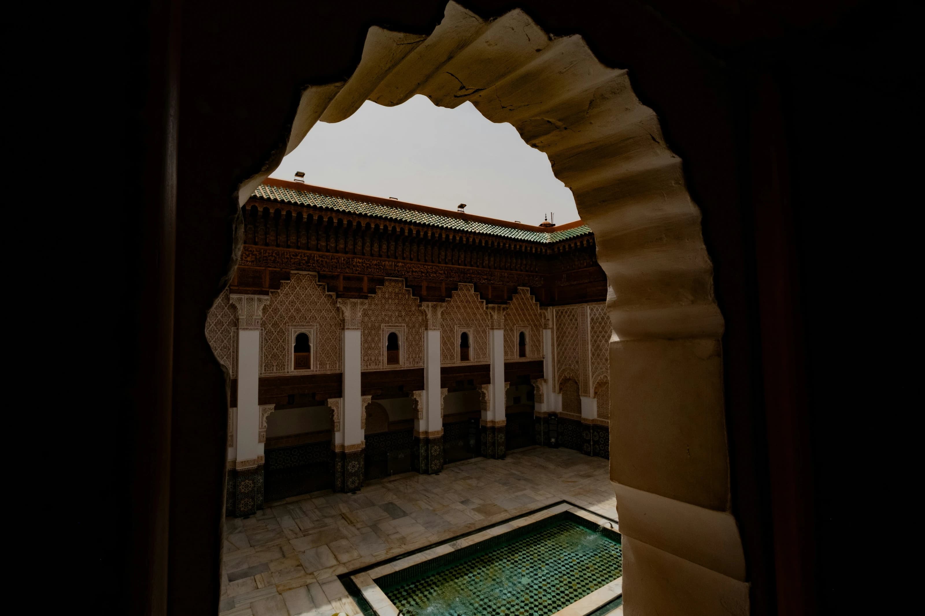 Un patio íntimo entre arcos de un riad marroquí